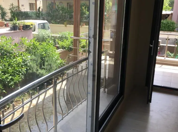 Semesterbostad Candarli Little Sweet House *