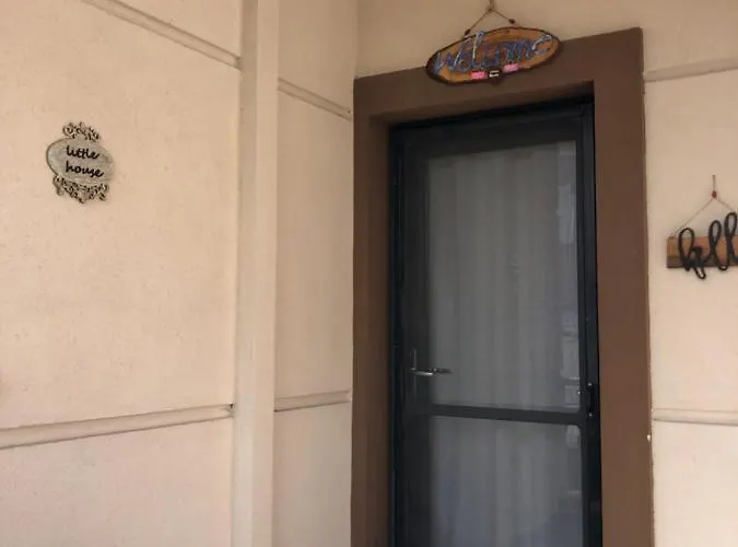 Semesterbostad Candarli Little Sweet House *